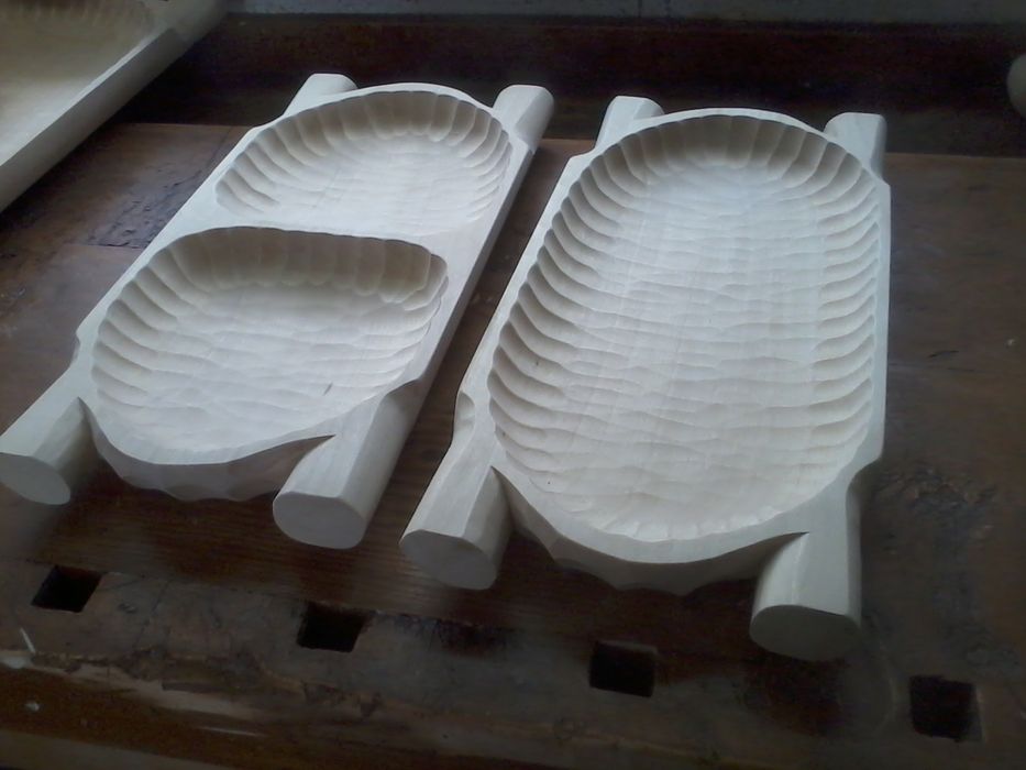 Korytka drewniane i tacki.