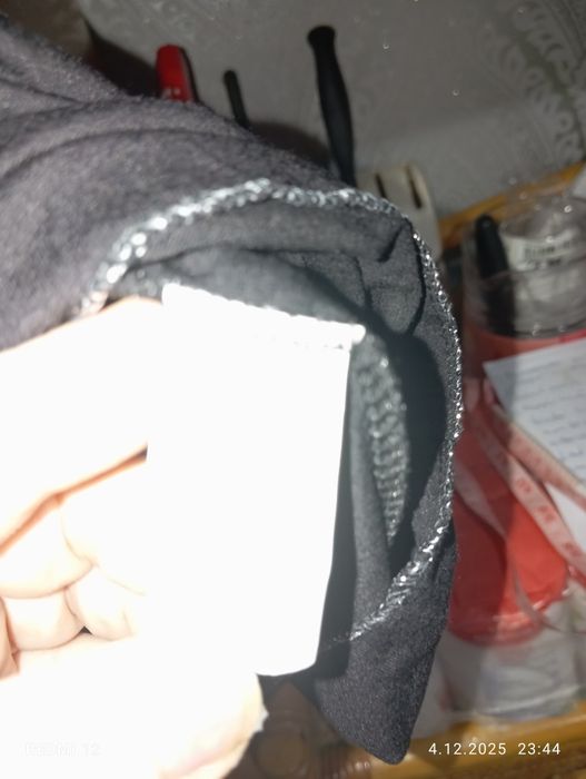 Czarna z krótkim rękawkiem obszyta srebrną nitką