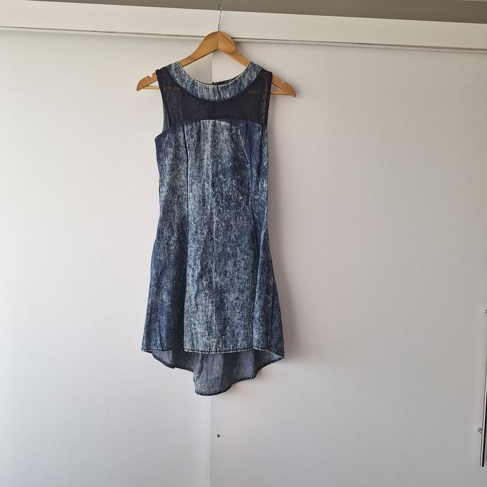 Jeansowa marmurkowa asymetryczna sukienka z koronką 36 na imprezę