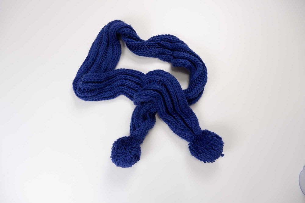 Шарф с крупно вязаный с помпоном синий длинный ручная работа хомут