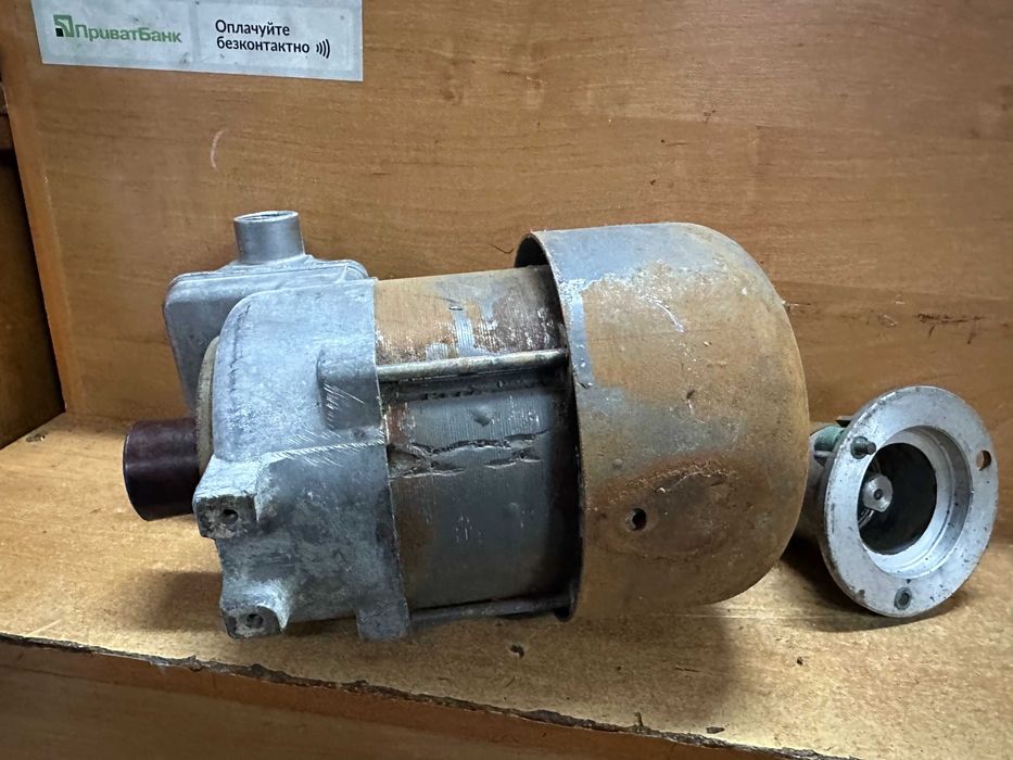 Электродвигатель строительного вибратора.