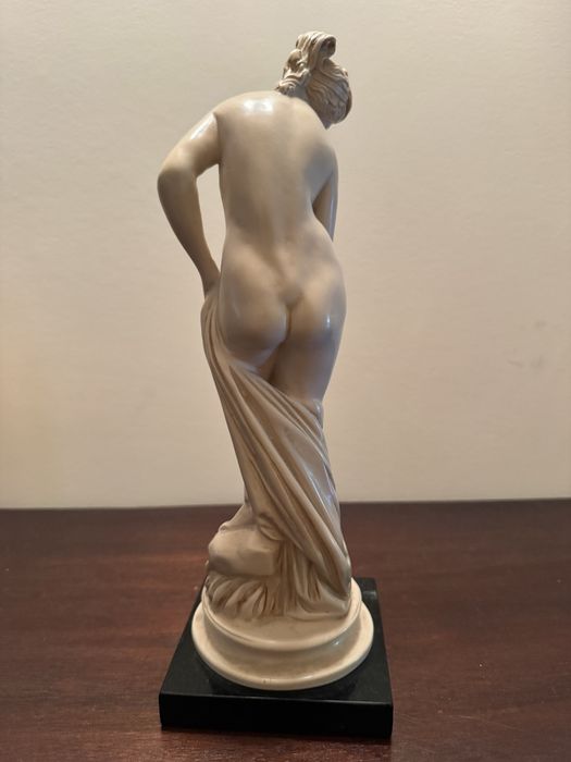 Estatueta feminina decorativa deusa romana Vénus estilo clássico/art déco, base preta, 30 cm
