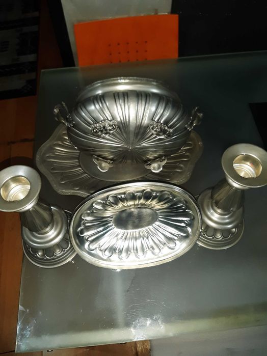 vendo  Conjunto de terrina e travessa com par-de-castiais lindos
