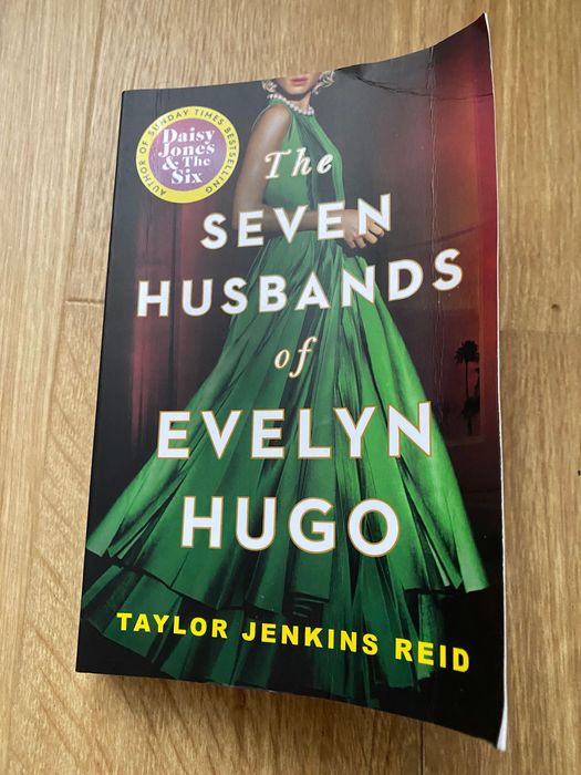 “The seven husbands of Evelyn Hugo” Taylor Jenkins Reid