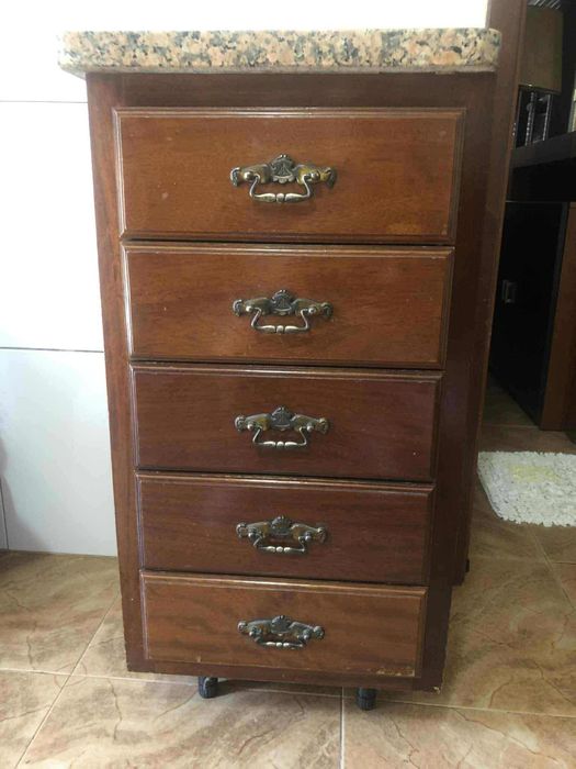 Vendo móvel com 5 gavetas