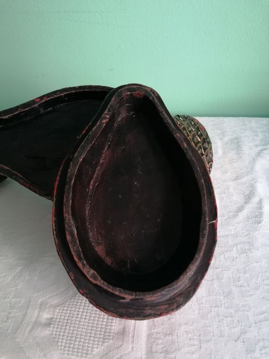 Caixa  madeira esculpida com incustracoes