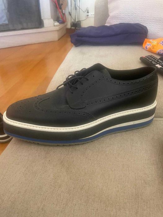 Sapatos masculinos Prada com cadarços