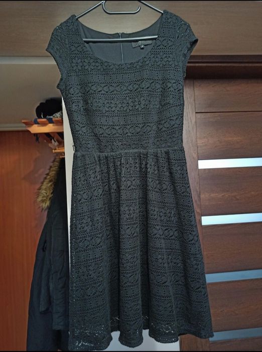 Czarna koronkowa sukienka Reserved