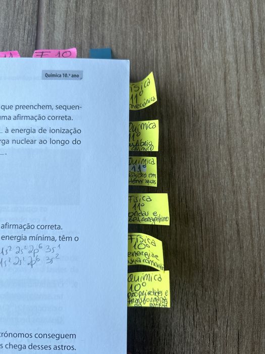 Livro Questões de Exame Resolvidas - Física e Química A (19/20)