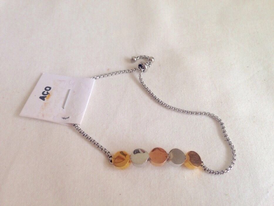 Pulseira em aço inoxidável com design moderno - NOVA