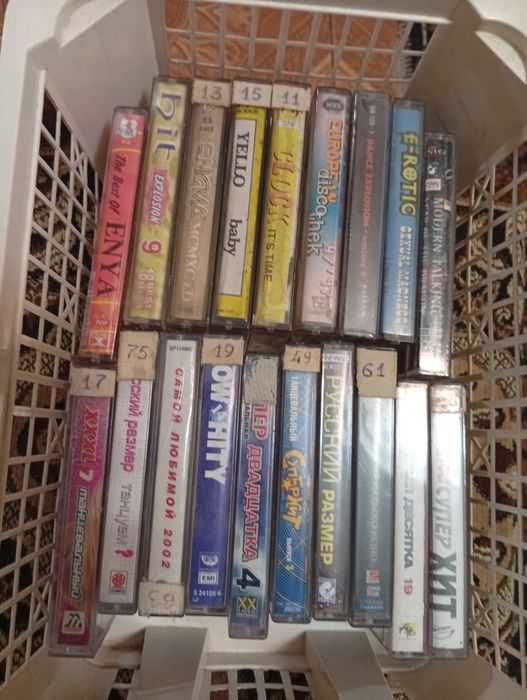 Аудіо касети,  в різному стані.