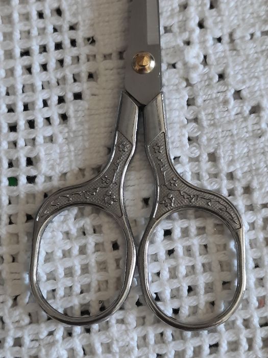Tesoura de Costura pequena para bordados ou recortes detalhados