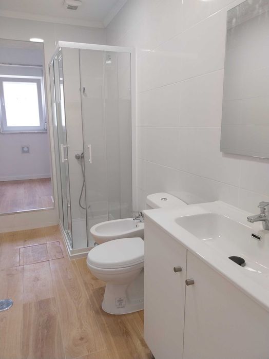 Alugo imóvel T2 r/chão, com 63m2 e área exterior privada.