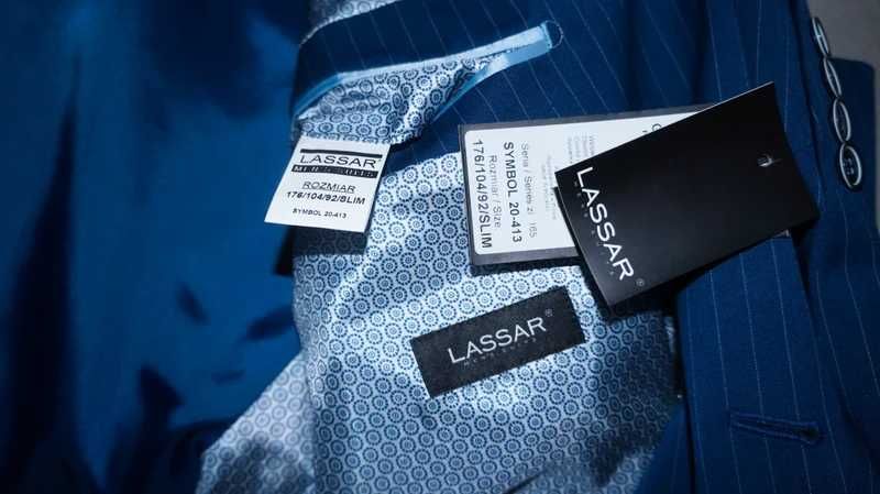 Garnitur Nowy Dwurzędowy Lassar Rozmiar od 176 po 188 Granatowy Prążki