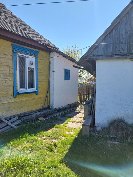 Продається половина будинку не далеко аід центру міста.