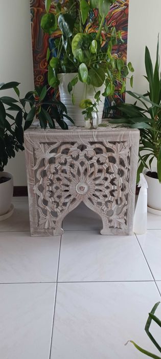 Mesa de apoio, poltrona e puff