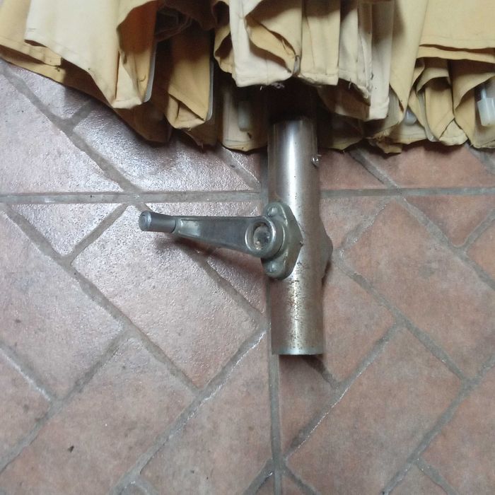 Guarda sol com 1,47cms de altura e 2,20 de largura depois de aberto