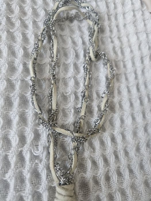 Srebny łańcuszek z białym rzemykiem