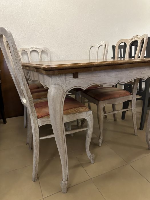 Piękny stół i sześć krzeseł w stylu ludwikowskim