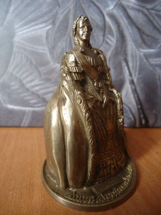 Статуетка «Анна Леопольдівна» бронза, дзвінок