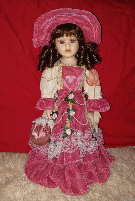 Фарфорова лялька дівчинка