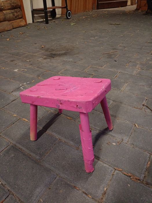 Stołek/taborecik w stylu Barbie