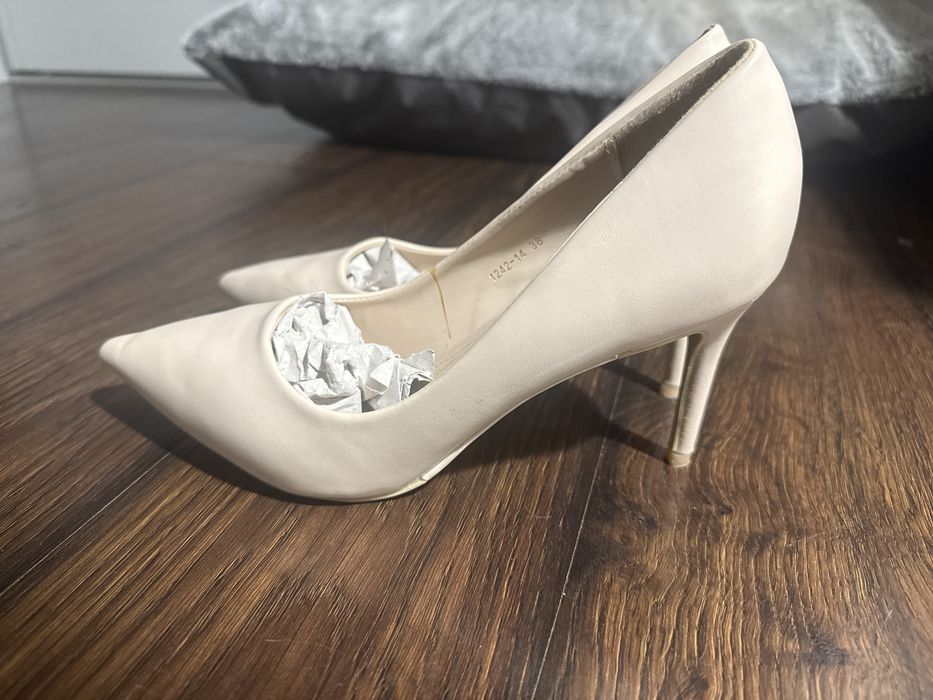 Szpilki skórzane pudrowy róż