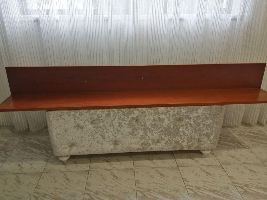 Estante em madeira maciça castanha