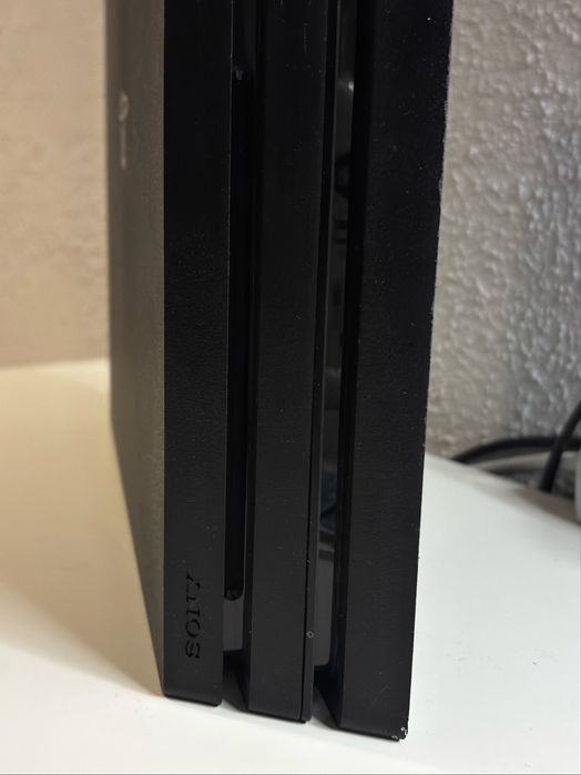 PlayStation 4 Pro 1TB z padem + gra gratis