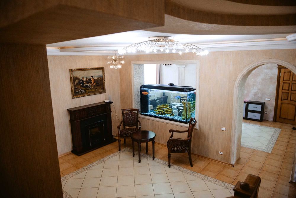 Оренда будинку на березі Дніпра з басейном.