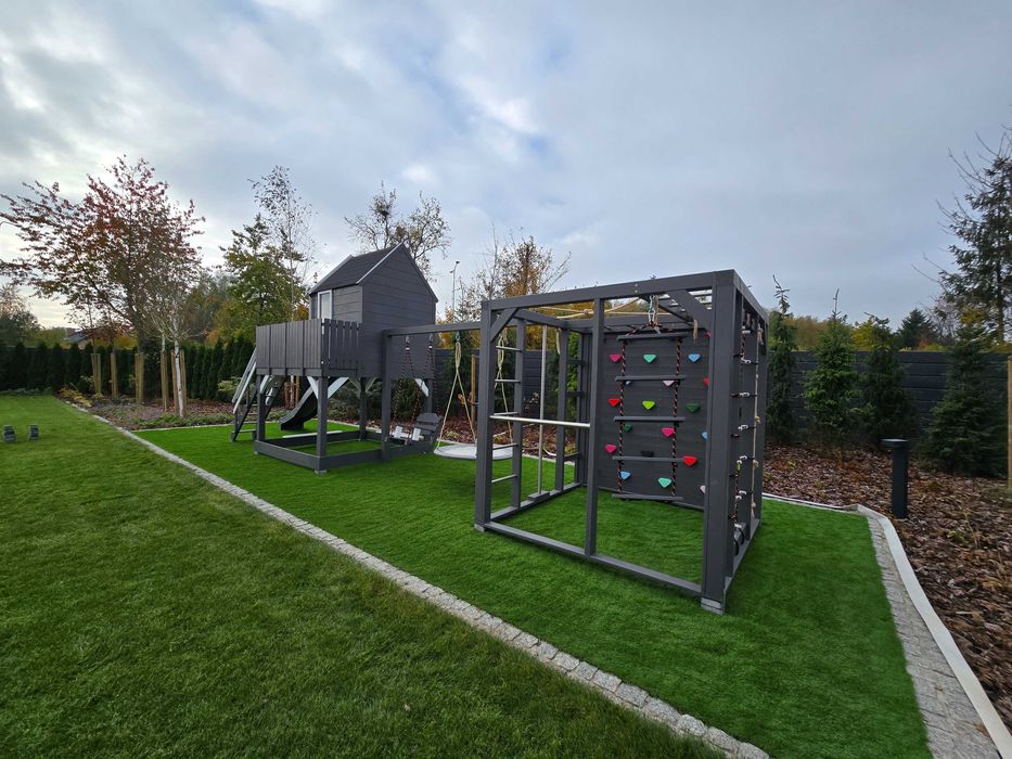 Plac zabaw "mała stodoła" z dużym podestem i małpim gajem, domek