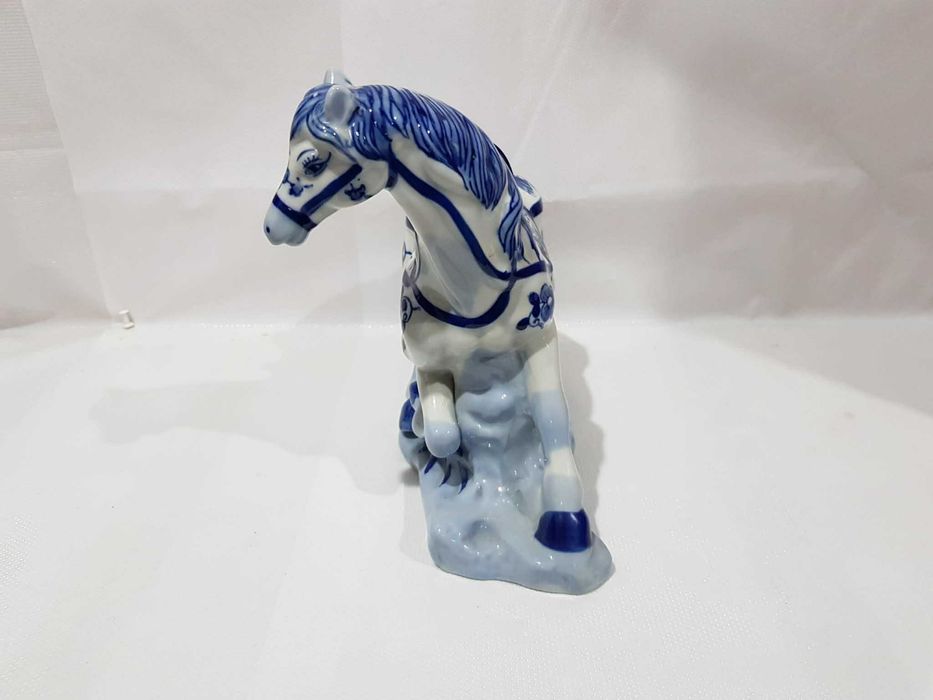 Porcelanowy biało-niebieski Koń w stylu Chinoiserie