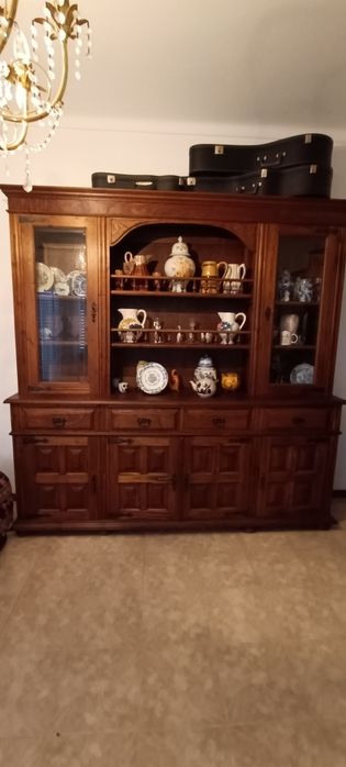 Mesa + cadeiras + móvel sala em madeira castanho