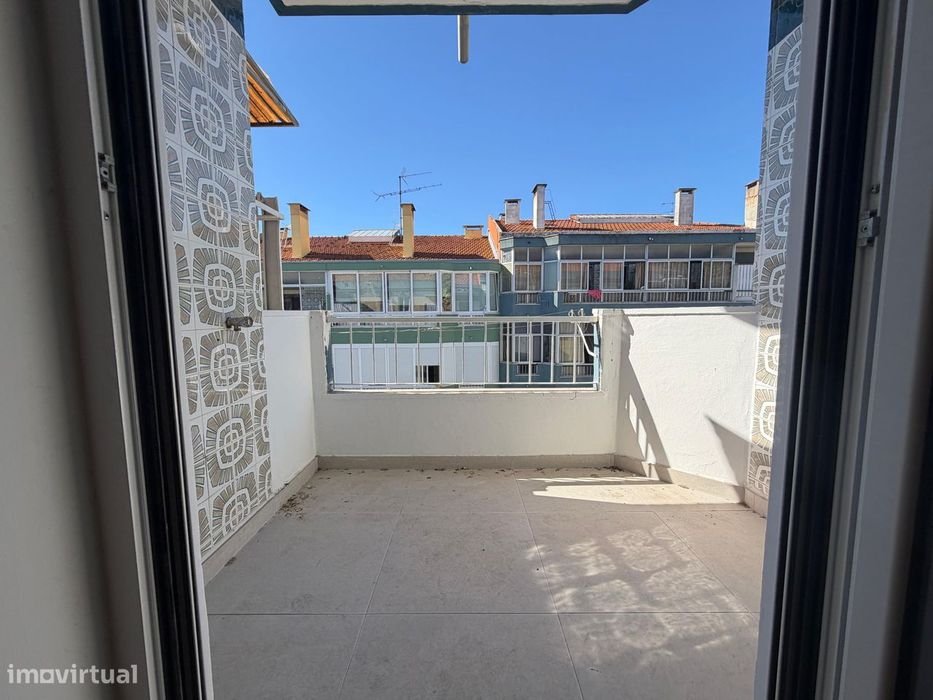 Apartamento Remodelado de 1 Quarto para Arrendar em Linda a Velha