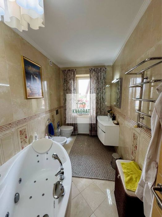 Продам стильний котедж в престижному районі міста