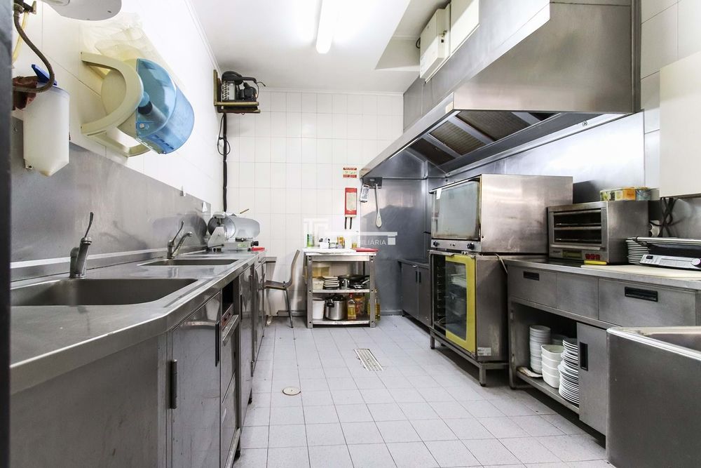 Trespassa-se restaurante e snack-bar em pleno funcionamento