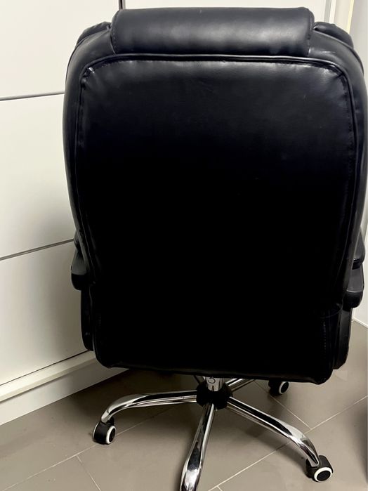 Fotel czarny biurowy obrotowy  do biura