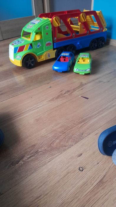 Ciężarówka z Autami