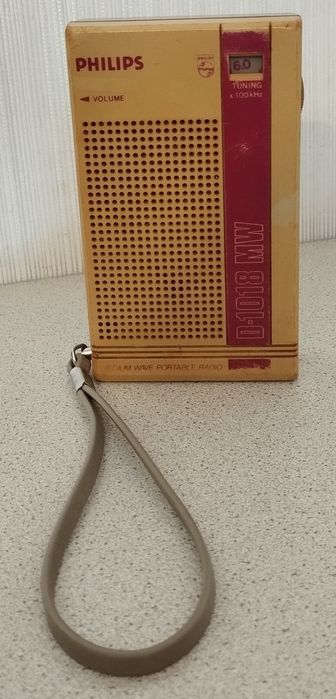 Вінтажне радіо, Ретро радіо Philips D-1018 MW