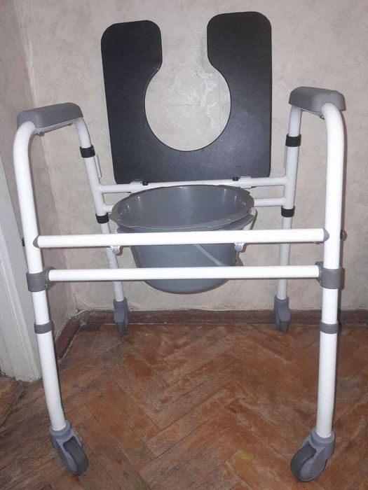 Інвалідний складаний стілець-туалет 3 в 1 на колесах OSD-2110QAB.