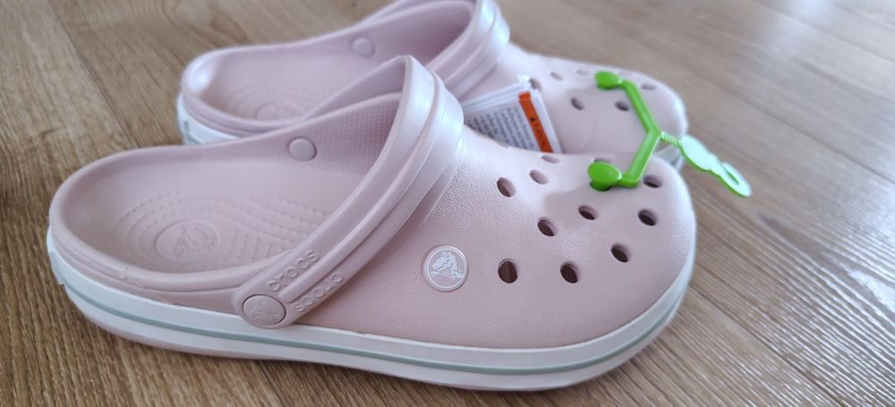 Nowe klapki CROCS pudrowy róż z napisem rozm.39, wkładka 25cm