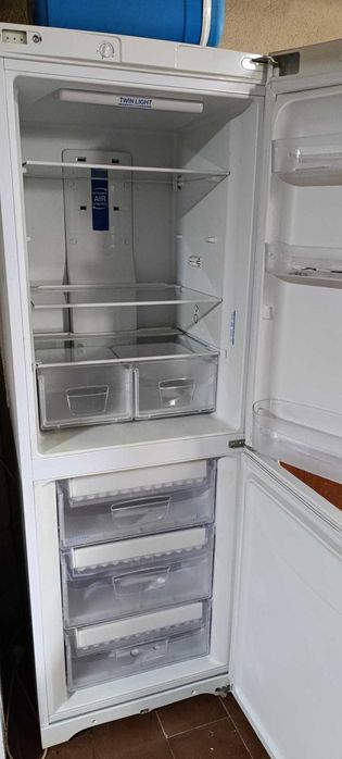 Frigorífico Indesít Usado - Só funciona o congelador
