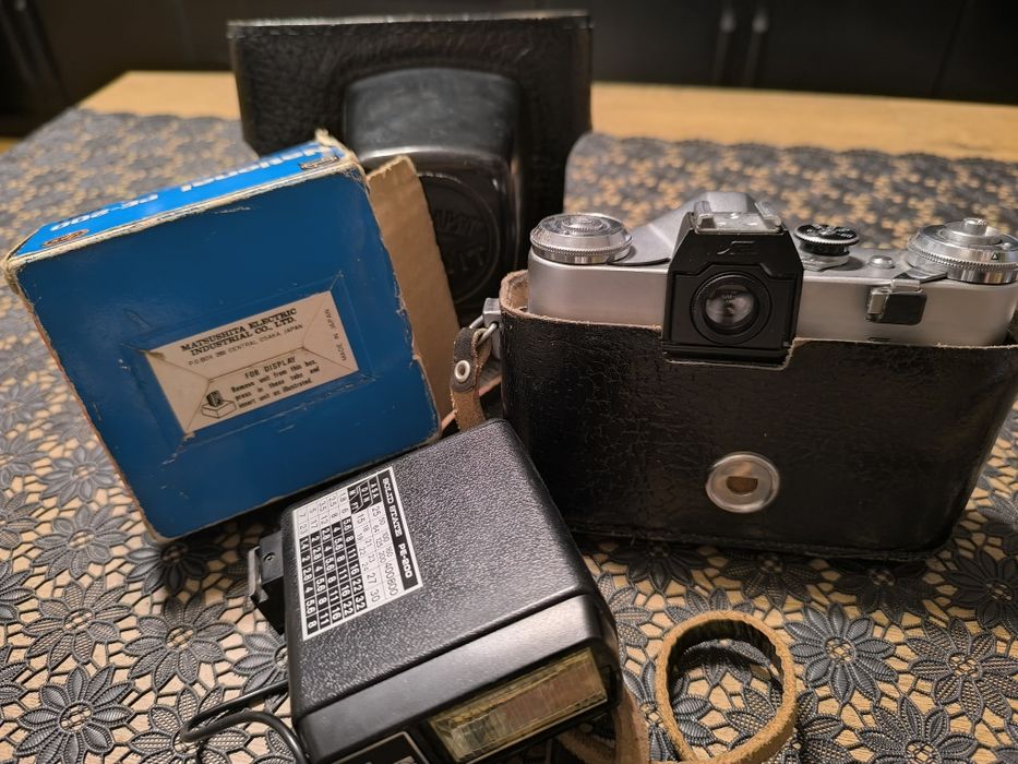 Zenit E z lampą błyskową