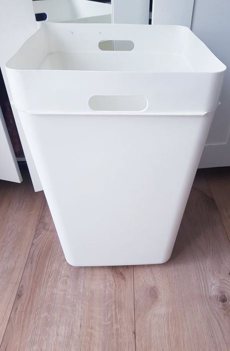 Plastikowy kosz na pranie marki Ikea 60 litrów