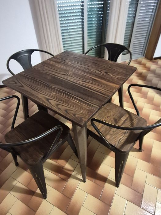 Mesa e 4 cadeiras