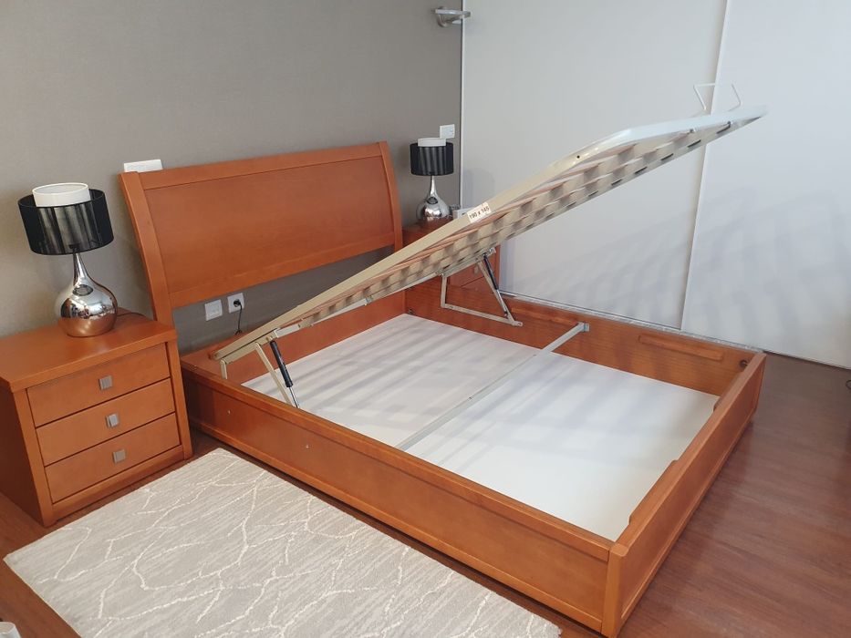 Cama 2 mesinhas de cabeceira e cômoda