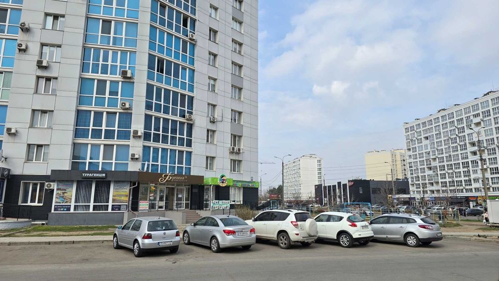 Продаж фасадного приміщення вул. Незалежності, р-н Масани