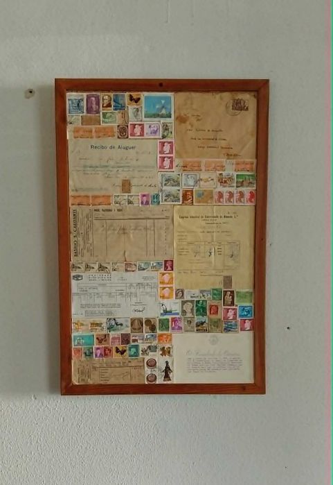 Quadro Decorativo com uma Coleção de Selos e outros, antigos, emoldurados para exibição na parede