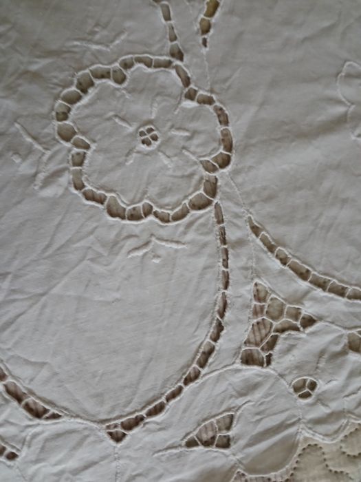 Caminho ou naperon bordado Richelieu