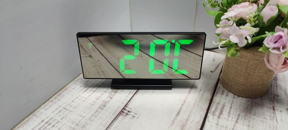 Настольные часы с LED индикацией